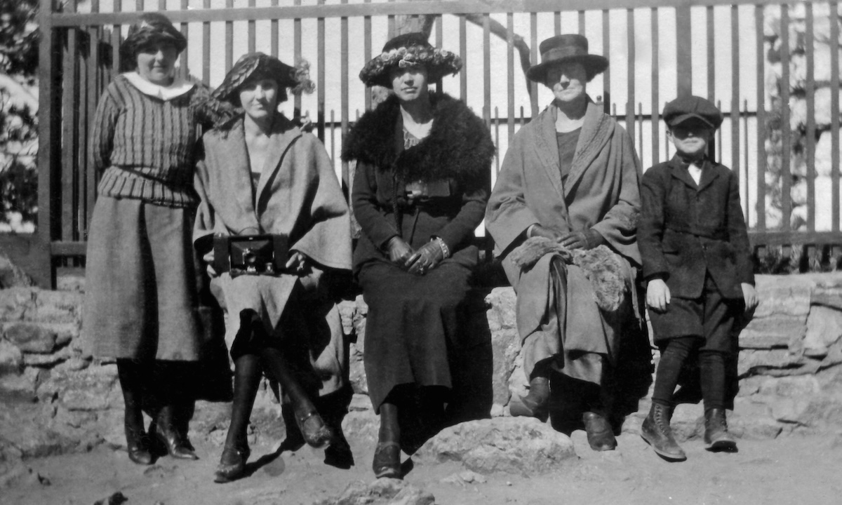 Faye and relatives in front of Buffalo Bill’s Grave (1924).