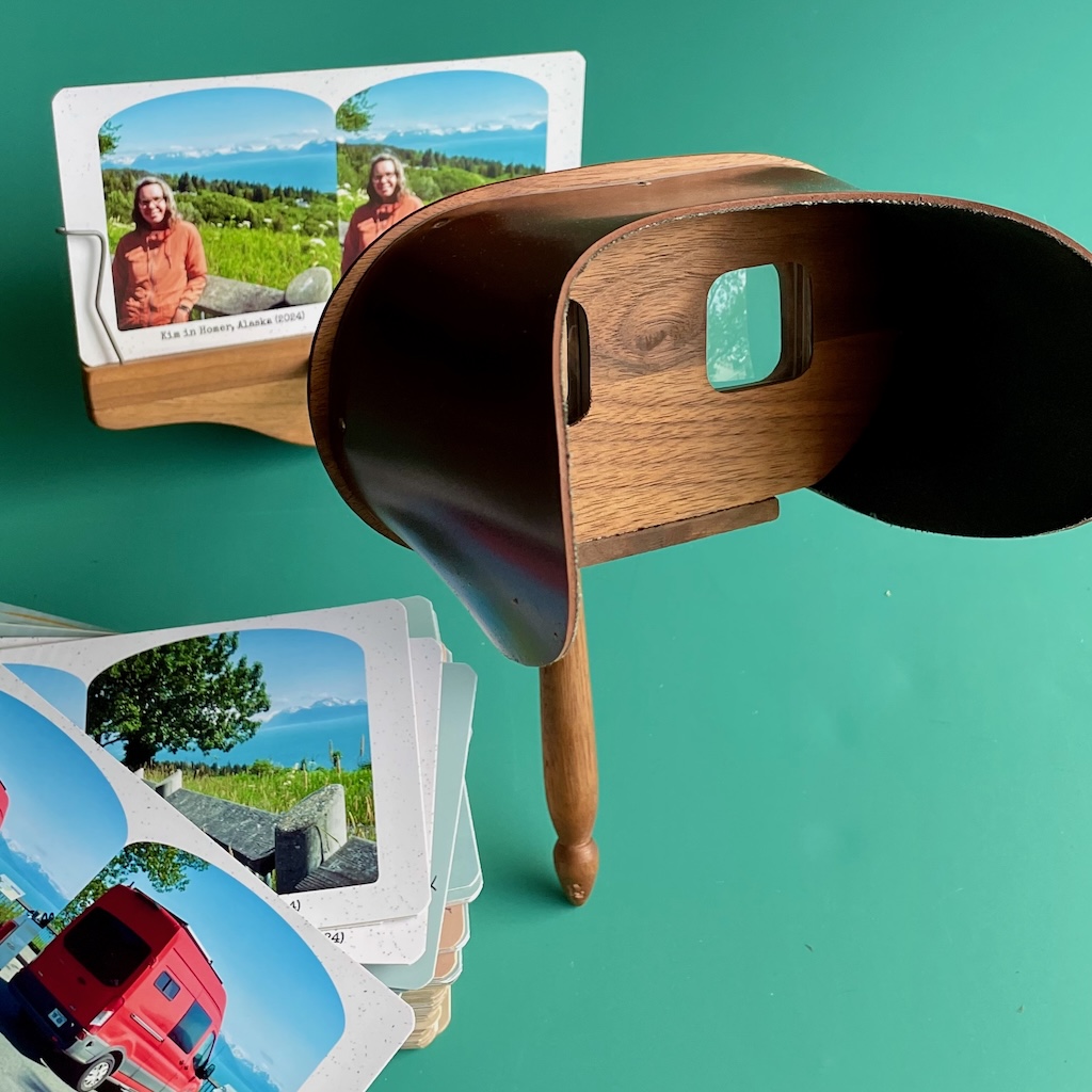 An old-fashioned stereoscope and modern stero images.